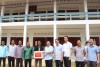 Đồng chí Mùa A Sơn, Phó Bí thư Thường trực Tỉnh ủy thăm, tặng quà một số trường học trên địa bàn tỉnh Phông-sa-ly
