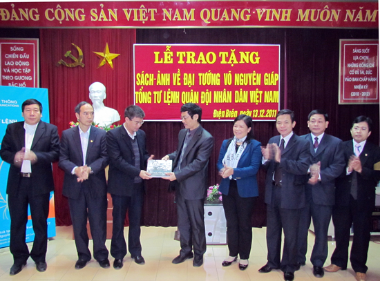 Đ/c Lê Văn Nghiêm, Cục trưởng Cục Thông tin Đối ngoại trao tặng sách ảnh  về Đại tướng Võ Nguyên Giáp cho tỉnh Điện Biên.