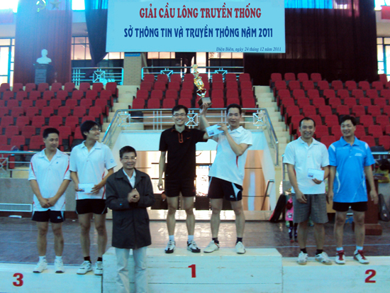 Đ/c Chu Xuân Trường, Giám đốc Sở TT&TT trao giải cho các đôi đoạt giải đôi nam Hạng A
