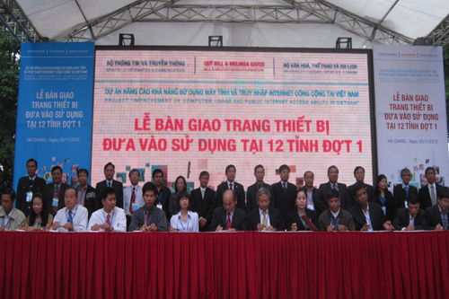 Đại diện lãnh đạo Ban Quản lý Dự án BMGF-VN, VietnamPost và lãnh đạo Sở VH-TT&DL 12 tỉnh triển khai đợt 1 của Dự án ký kết biên bản bàn giao trang thiết bị.