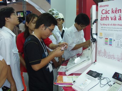 Trình diễn dịch vụ truyền hình di động 3G tại triển lãm Vietnam Telecomp 2008. (Ảnh Doanh Anh)
