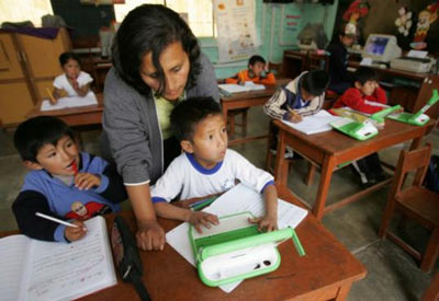 Trẻ em nghèo ở Peru được dùng laptop giá rẻ thuộc dự án OLPC