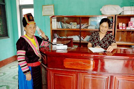 Nhân dân xã Si Pa Phìn sử dụng dịch vụ VTCI tại điểm Bưu điện văn hóa xã. Ảnh Tô Hợp