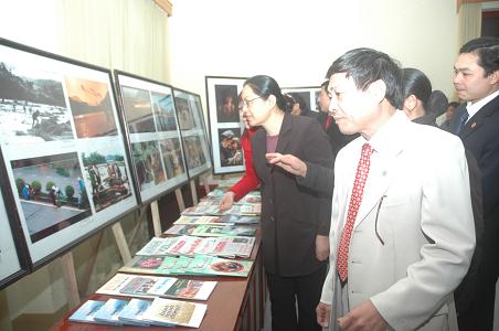 Đ/c Lò Mai Trinh - Bí thư Tỉnh ủy Điện Biên thăm gian trưng bày tại Hội Báo xuân Kỷ Sửu 2009. Ảnh Tô Hợp