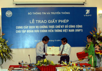 Bộ trưởng Bộ TT&TT Lê Doãn Hợp trao giấy phép cho Tổng giám đốc VNPT Vũ Tuấn Hùng 
