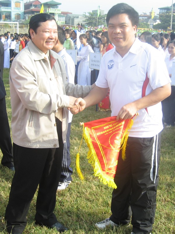 Đ/c: Nguyễn Thanh Tùng - Phó Bí thư thường trực Tỉnh ủy trao cờ lưu niệm cho đoàn VĐV Sở Thông tin và Truyền thông