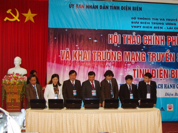 Các vị lãnh đạo tỉnh và trung ương ấn nút khai trương mạng TSLCD tỉnh Điện Biên