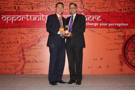  Ông Chu Tuấn Anh, GĐ Aprotrain-Aptech (bên trái) lên nhận giải thưởng từ Ông Ninad Karpe Tổng GĐ Tập đoàn Aptech trong hội 