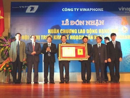 Lãnh đạo VinaPhone đón nhận huân chương chính phủ trao tặng