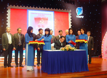 Tổng Bí thư Nông Đức Mạnh ký phát hành bộ Tem “Kỷ niệm 80 năm thành lập Đảng Cộng sản Việt Nam”.