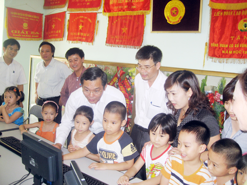 Thứ trưởng Trần Đức Lai hướng dẫn các em thiếu nhi trường 20-10 truy cập mạng Internet