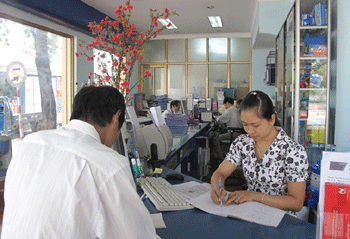 Nhân viên quầy giao dịch Bưu cục TP Điện Biên Phủ tư vấn cho khách hàng.