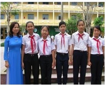 Em Hiếu Hiến (đứng thứ 2 bên trái) cùng cô giáo và các bạn ở Trường THCS Tây Sơn. (Nguồn: Internet)