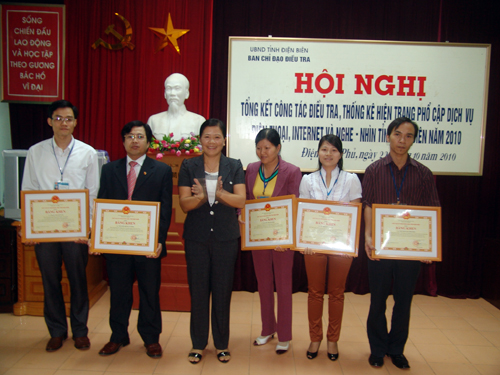 Đ/c Giàng Thị Hoa-PCT UBND tỉnh - Trưởng BCĐ tặng Bằng khen của UBND tỉnh cho các tập thể và cá nhân