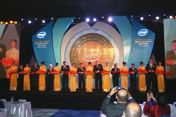 Cắt băng khánh thành nhà máy Intel tại Việt Nam