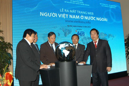 Phó Thủ tướng Chính phủ Phạm Gia Khiêm (ở giữa) cùng lãnh đạo Bộ, Ngành nhấn nút khai trương website người Việt ở 