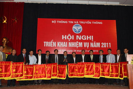 Bộ trưởng Lê Doãn Hợp trao Cờ thi đua của Bộ TT&TT năm 2010 cho 17 đơn vị thuộc Bộ và các Sở TT&TT thuộc các tỉnh/th