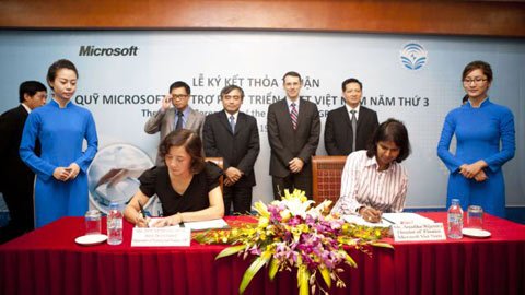 Đại diện Bộ TT&TT và Microsoft ký kết thỏa thuận hợp tác- Ảnh: Vietnamnet