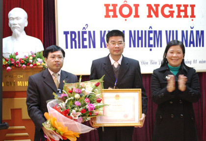 Đồng chí Giàng Thị Hoa, Phó Chủ tịch UBND tỉnh trao Bằng khen của Bộ Thông tin và Truyền thông cho tập thể Sở TT&TT