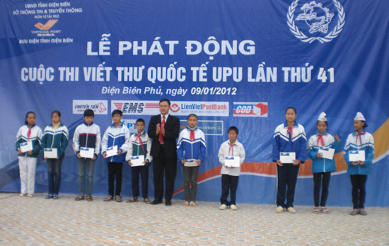 Đ/c Phan Duy Minh, PGĐ Bưu điện tỉnh trao học bổng cho học sinh nghèo vượt khó.