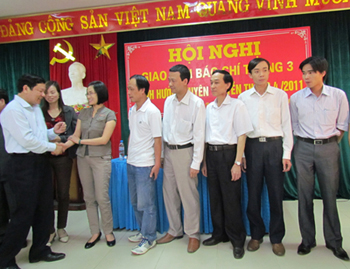 Đ/c Nguyễn Thanh Tùng, Phó Bí thư thường trực Tỉnh ủy trao thẻ nhà báo
