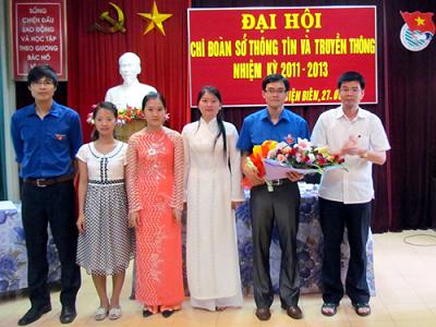 Đ/c Chu Xuân Trường - Bí thư Chi bộ tặng hoa BCH Chi đoàn Sở TT&TT Khóa II (2011-2013)