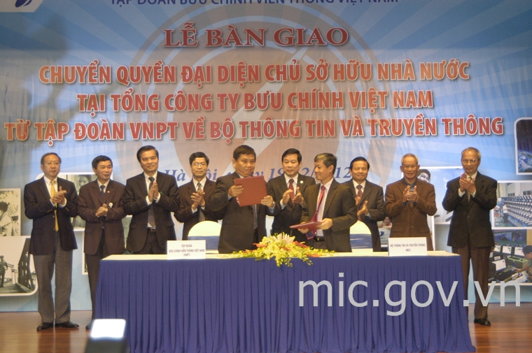 Thứ trưởng Bộ Thông tin và Truyền thông Nguyễn Thành Hưng và Chủ tịch Hội đồng thành viên VNPT Phạm Long Trận ký kết biên bản bàn giao