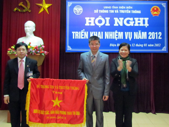Thừa ủy quyền Bộ trưởng Bộ TT&TT, đ/c Giàng Thị Hoa, PCT UBND tỉnh trao tặng cờ thi đua xuất sắc cho Sở TT&TT.
