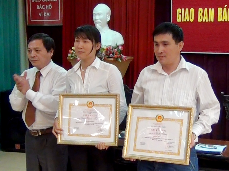 Ban Tuyên giáo Tỉnh ủy tặng giấy khen cho các nhà báo có thành tích xuất sắc.