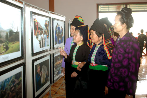 Đồng bào các dân tộc xem triển lãm ảnh "Điện Biên xưa và nay". Ảnh: P.V