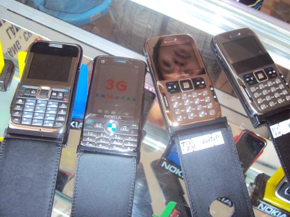 Điện thoại đã qua sử dụng không rõ nguồn gốc được lưu hành trên thị trường Điện Biên (năm 2011). Ảnh: Minh Đức
