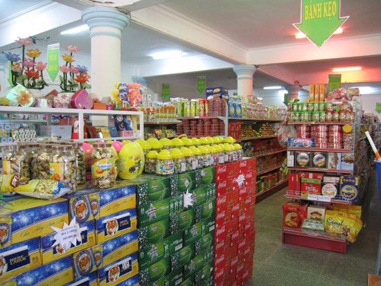 Một số mặt hàng phục vụ Tết Nguyên đán được bày bán tại siêu thị Hoàng Nga-TP. Điện Biên Phủ.
