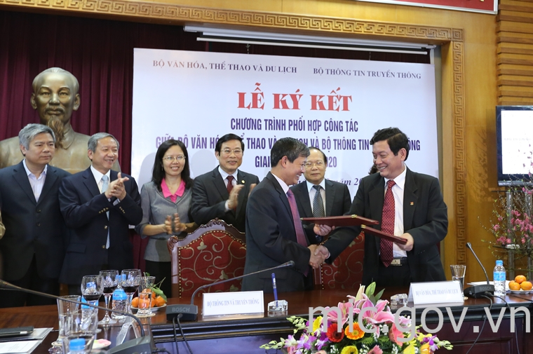 Thứ trưởng Nguyễn Thành Hưng và Thứ trưởng Huỳnh Vĩnh Ái ký kết chương trình phối hợp giữa 2 Bộ