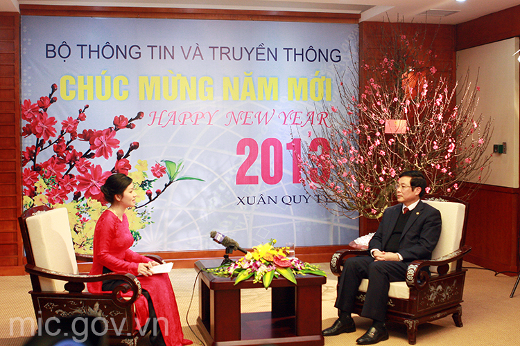 Bộ trưởng Nguyễn Bắc Son trả lời phỏng vấn báo chí