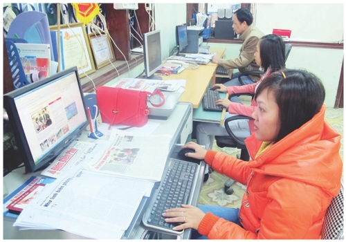 Nhân viên Phòng Báo Điện tử Điện Biên Phủ cập nhật tin tức lên Báo điện tử.  Ảnh: Quảng Sơn