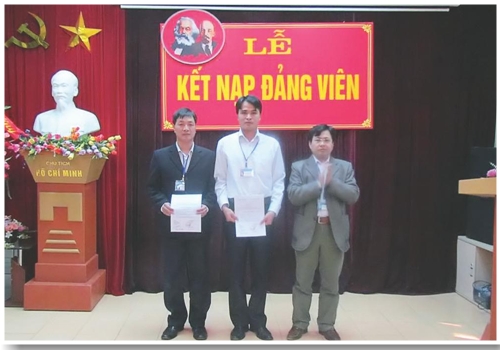 Đ/c Nguyễn Hùng Cường, Phó Bí thư Chi bộ Sở TT&TT trao Quyết định kết nạp cho 2 đảng viên mới.  Ảnh: Minh Đức
