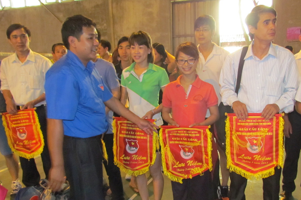 Ban Tổ chức trao cờ lưu niệm cho các đoàn VĐV tham dự giải. Ảnh: Trung Kiên