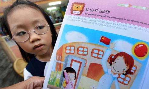 Trang 16 cuốn sách "Phát triển toàn diện trí thông minh cho trẻ" dành cho các em nhỏ chuẩn bị vào lớp 1 của Nhà xuất bản Dân Trí đăng cờ của Trung Quốc.
