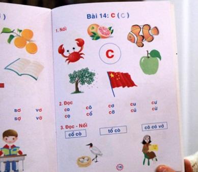 Ở bài 14 của cuốn "Bé làm quen với chữ cái" có in hình cờ Trung Quốc.