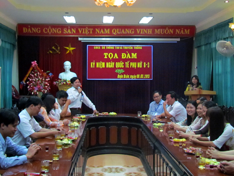 Đ/c Nguyễn Hùng Cường, PGĐ Sở TT&TT phát biểu chúc mừng cán bộ CCVC nữ Sở TT&TT (Ảnh: Trung Kiên)