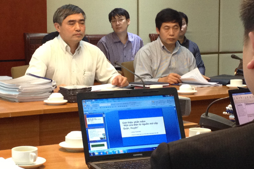 Thứ trưởng Bộ TT&TT Nguyễn Minh Hồng (ngoài cùng bên trái) chủ trì cuộc họp chiều 7/3/2013 về việc xây dựng phần mềm dùng chung nguồn mở cho các địa phương. Ảnh: X.B.