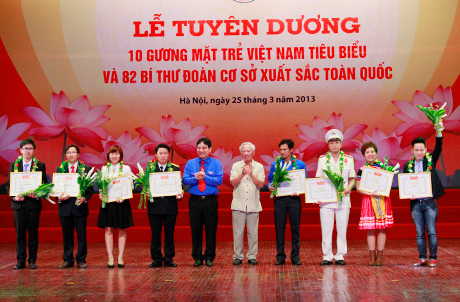 Trao thưởng 10 gương mặt trẻ Việt Nam tiêu biểu (hai đại biểu vắng mặt vì lí do công tác)