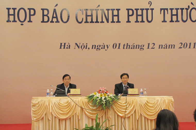 Bộ trưởng Bộ TT&TT Nguyễn Bắc Son (trái) và Bộ trưởng, Chủ nhiệm Văn phòng Chính phủ Vũ Đức Đam tại buổi họp báo Chính phủ thường kỳ. (Nguồn: QT-VnMedia)