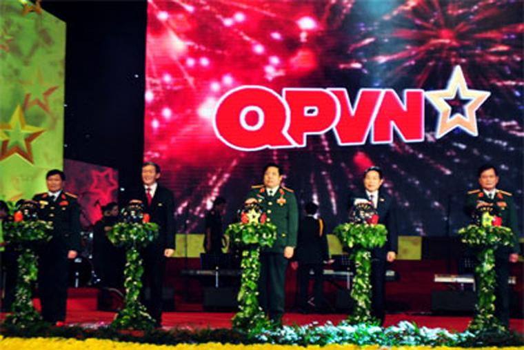 Đại tướng Phùng Quang Thanh cùng các đồng chí lãnh đạo bấm nút chính thức ra mắt Kênh Truyền hình QPVN. Ảnh: Duy Văn