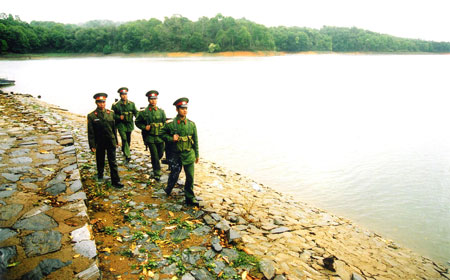 Bộ đội Biên phòng tỉnh Điện Biên tuần tra, giữ gìn ANTT, ANCT vùng biên. Ảnh: TTXVN