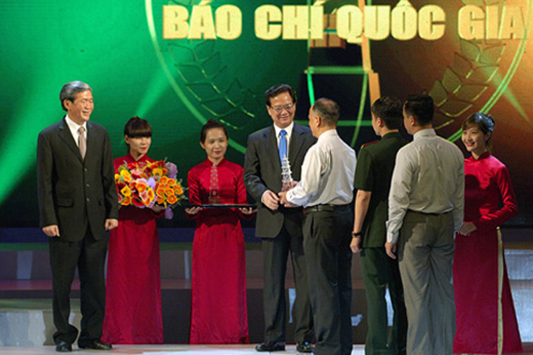 Thủ tướng Nguyễn Tấn Dũng và Trưởng Ban Tuyên giáo Trung ương  Đinh Thế Huynh trao giải A cho nhóm tác giả của Báo Quân đội nhân dân.
