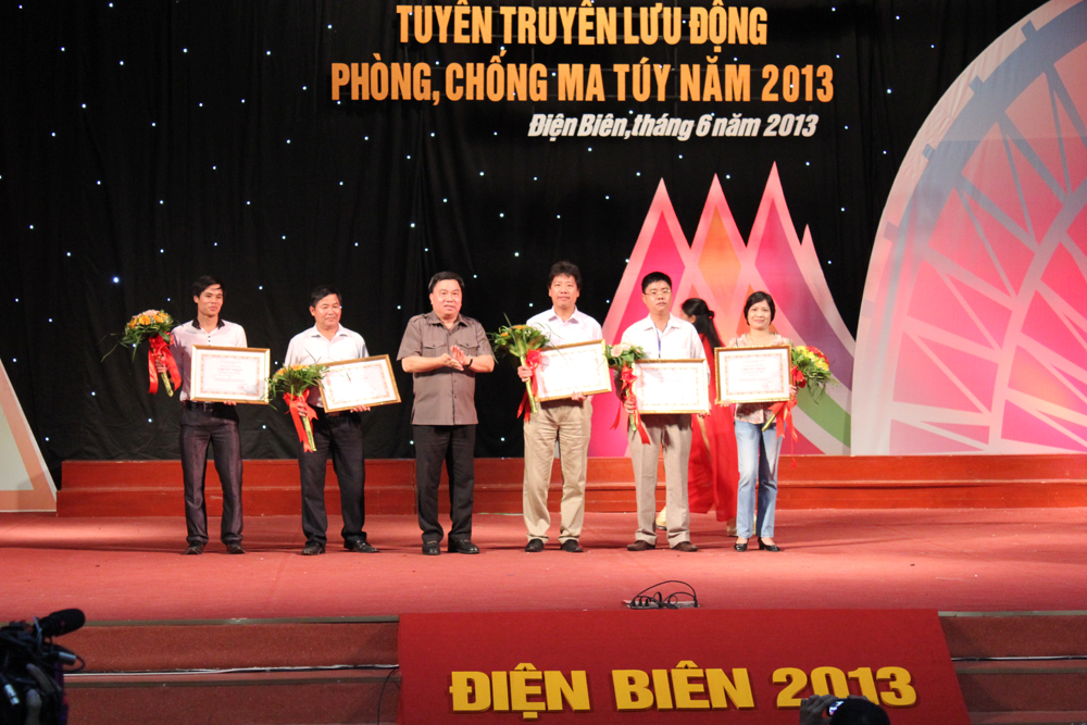 Ông Đỗ Quý Doãn, Thứ trưởng Bộ TT-TT trao giải cho các Đội Tuyên truyền lưu động đoạt giải ở nội dung xe cổ động tuyên truyền.