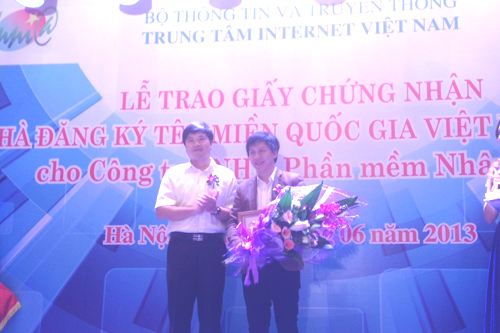 Giám đốc VNNIC Hoàng Minh Cường (bên trái) trao Giấy chứng nhận Nhà đăng ký tên miền quốc gia Việt Nam .vn cho ông Nguyễn Tự Hồng Quân, Giám đốc Công ty Nhân Hòa. Ảnh: X.B