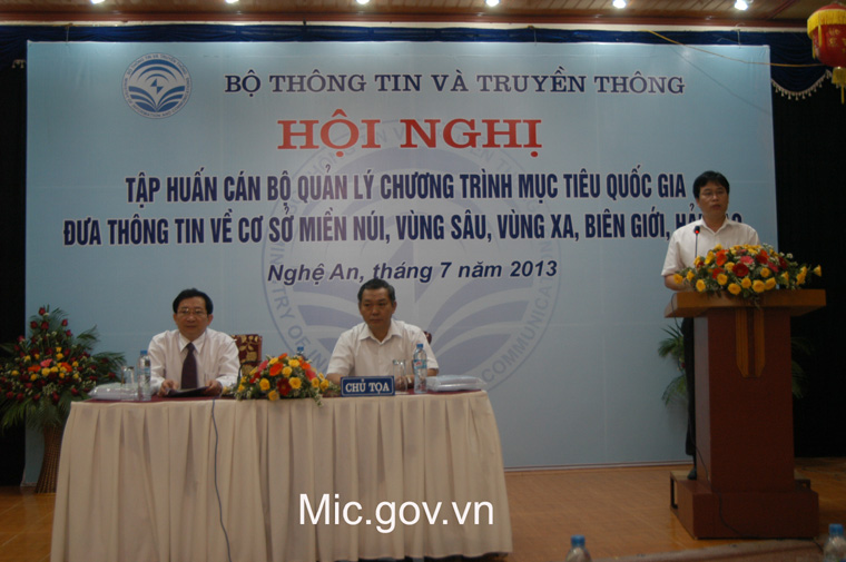Thứ trưởng Trần Đức Lai và Phó Chủ tịch Ủy ban nhân dân tỉnh Nghệ An Đinh Viết Hồng chủ trì buổi tập huấn