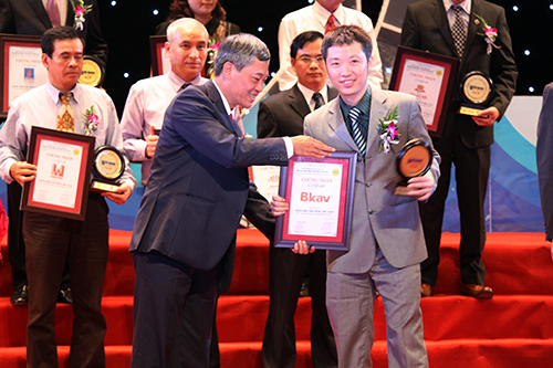 Đại diện Bkav nhận giải Nhãn hiệu nổi tiếng 2013.